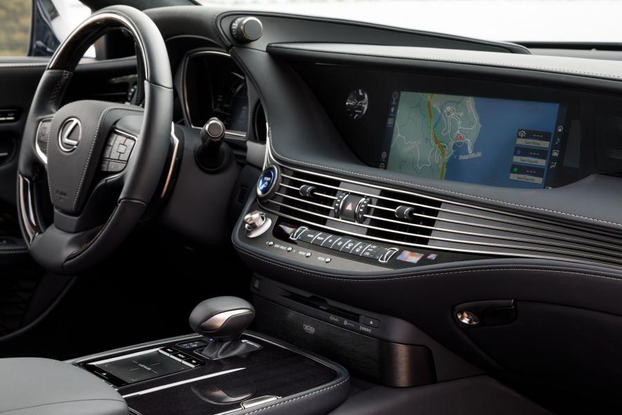 Детали интерьера Lexus LS500h AWD 2017 года  (NA) (фото 14 из 96)